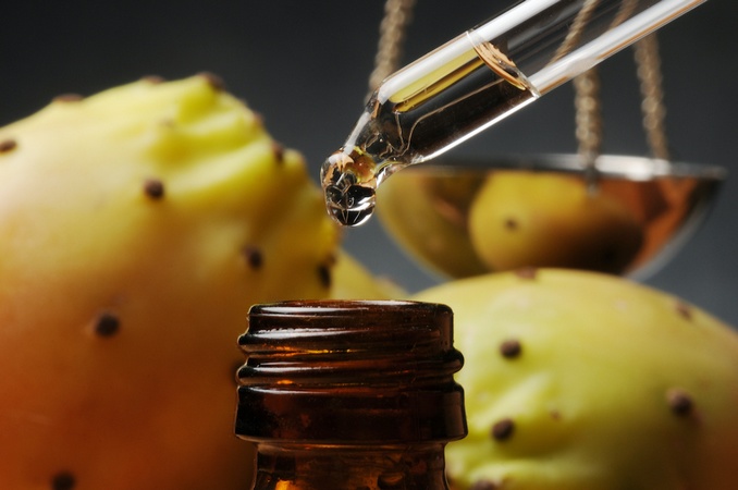 L'huile de figue de barbarie un trésor naturel anti âge et beauté des cheveux.