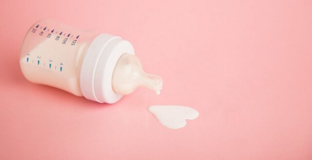 Voici 10 utilisations insolites du lait maternel