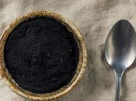 Voici comment inviter le charbon dans votre rituel beauté quotidien