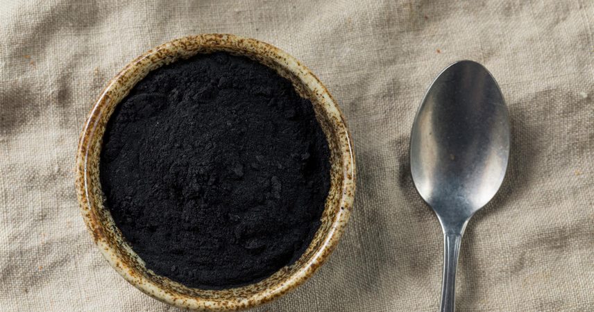 Voici comment inviter le charbon dans votre rituel beauté quotidien