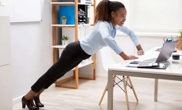 Des exercices très faciles à faire au bureau pour se muscler