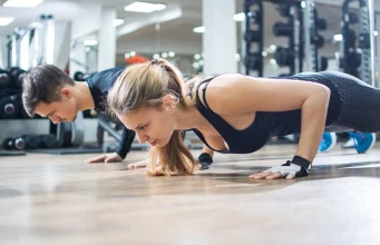 4 exercices simples qui tonifient le corps en entier : jambes, fesses, ventre et bras