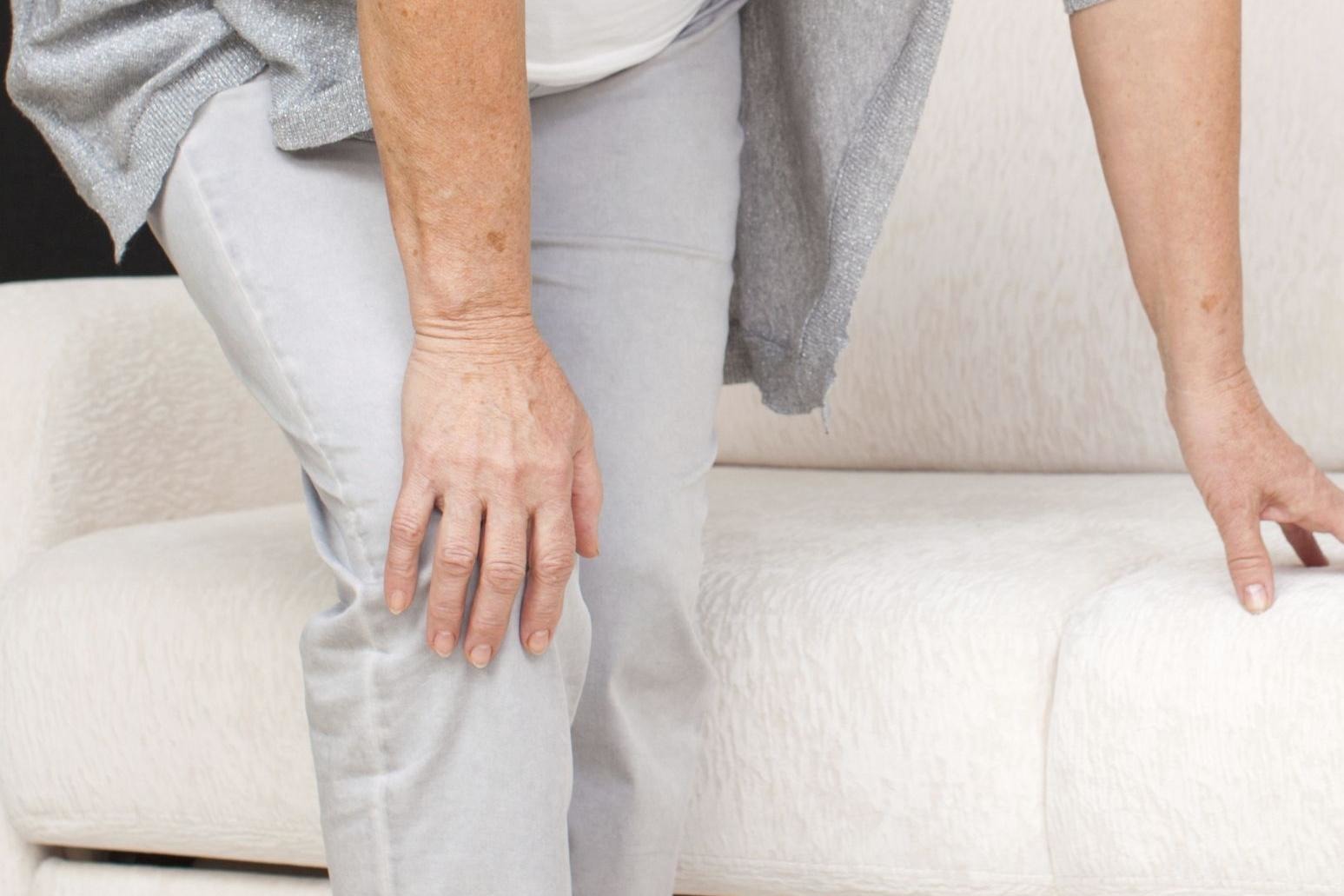 8 Exercices simples contre les douleurs aux genoux - NewsMAG